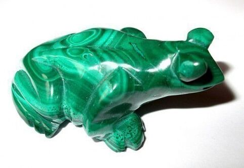 katak malachite hijau dalam bentuk azimat nasib baik