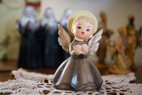 patung malaikat sebagai jimat nasib baik